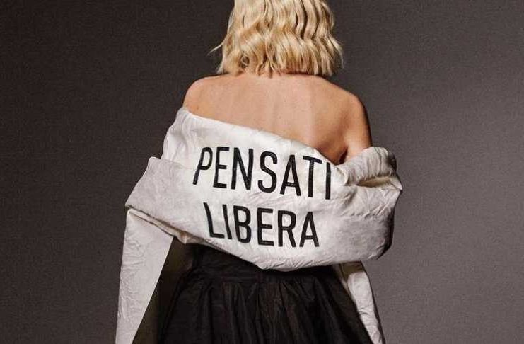 Chiara Ferragni indossa un abito Dior e la stola del duo artistico Claire Fontaine