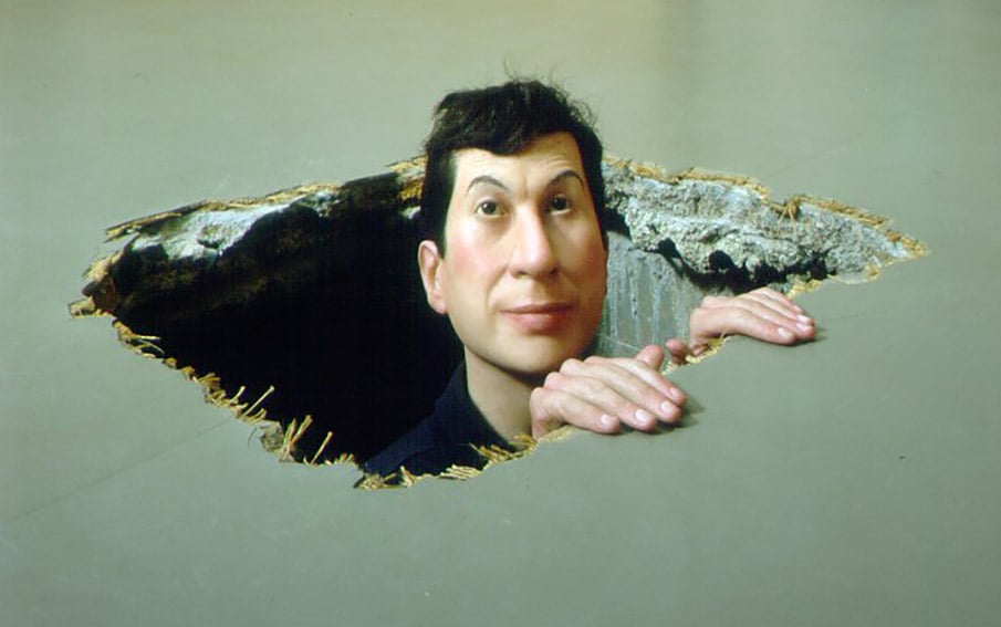 Maurizio Cattelan. Impossibile non annoverare il mago dell’arte italiana, sempre pronto a morire e a rinascere, a trasformarsi e a riemergere come l’unico, vero mattatore del sistema dell’arte globale. A 64 anni, con la sua banana Comedian, Cattalen è ancora in grado di ribaltare il sistema artistico e finanziario globale, iconico, imprevedibile, rivoluzionario come nessun altro.