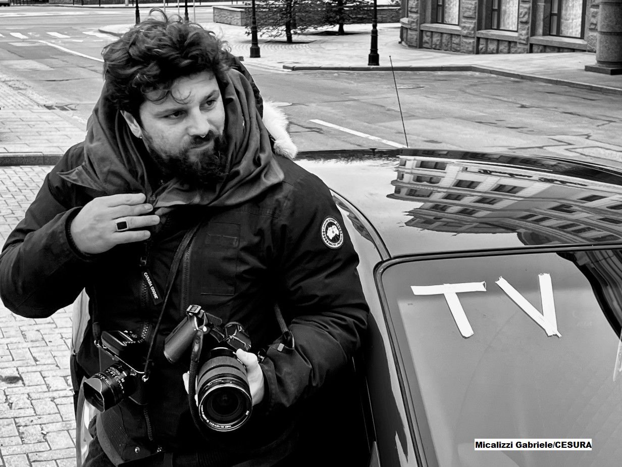 Gabriele Micalizzi. Fotoreporter italiano, tra i fondatori e componenti originali del collettivo Cesura, una delle realtà più dinamiche e interessanti del panorama fotografico italiano. Affiancato al reportage di guerra progetti fotografici di stampo umanitario, sociale e artistico. Dverse le mostre nel 2024, tra cui “A Kind of Beauty” a Milano e “Legacy” a Brescia.