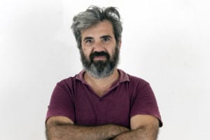 Sandro Mele. Artista dal taglio dal taglio corrosivo, incentra spesso i suoi interventi, con metodologie e linguaggi  che vanno dal disegno, alla pittura, al video all’installazione e alla fotografia, coniugando contenuti sociali e politici con riflessioni sull’economia, sulla critica al capitalismo e sul senso stesso del fare arte. Nel 2024 è entrato nel roster di Spaghetti Boost partecipando alla Art Week torinese con installazioni e interventi.