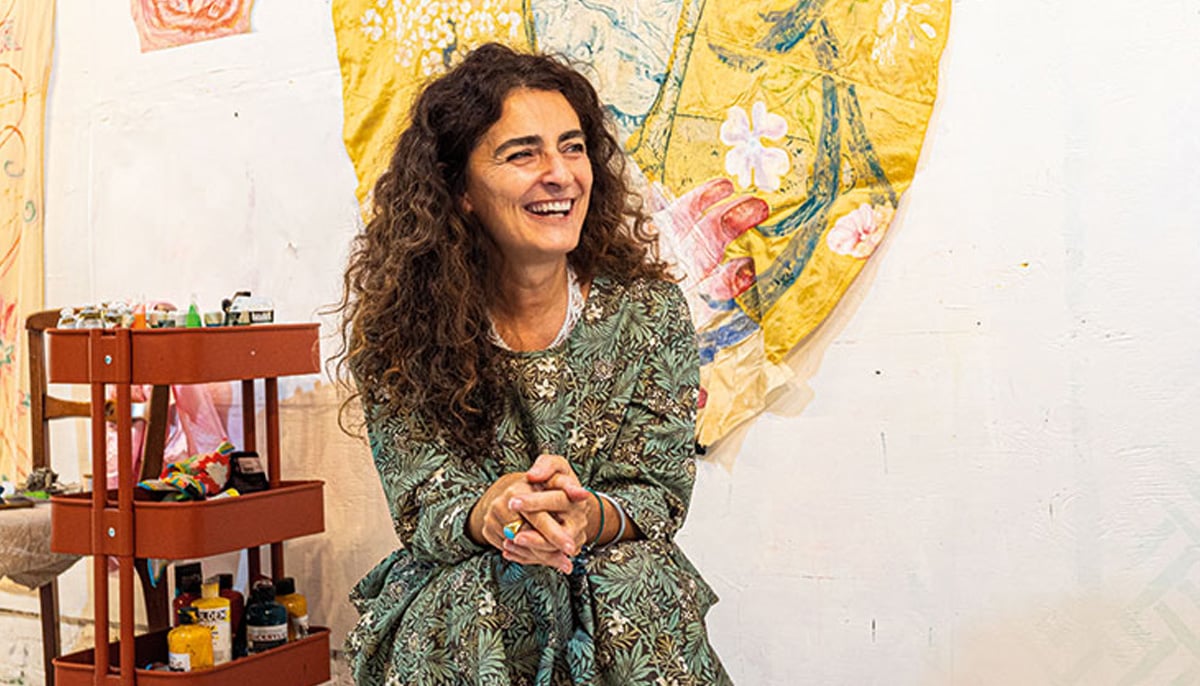 Michela Martello. Artista toscana, da molti anni vive a New York. La sua pittura si snoda su supporto insoliti e mutevoli, come stoffa e carta di riso, con una forte presenza di simbolismi e di una narrazione non lineare che affonda le sue radici in un inconscio collettivo sincretico che unisce riferimenti orientali, trame di racconti di eposhce e culture diverse e contemporaneità. Una bella e ampia mostra alla Galleria Giovanni Bonelli ha consacrato questo 2024 come un anno felicissimo per l’artista.